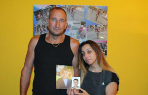 Il padre e la madre di Erik con la foto del figlio
